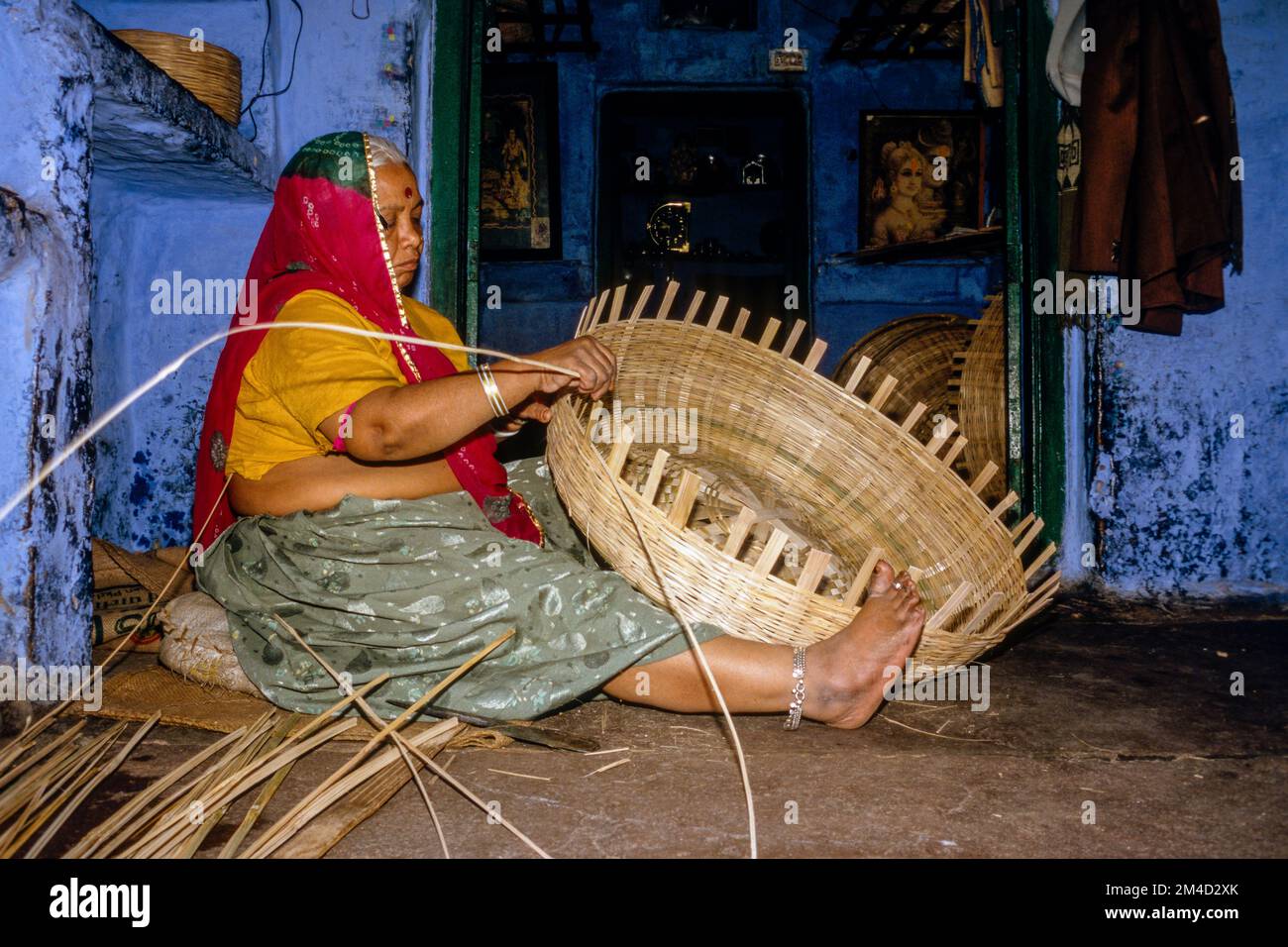 Femme de la région faire des paniers de bambou Banque D'Images