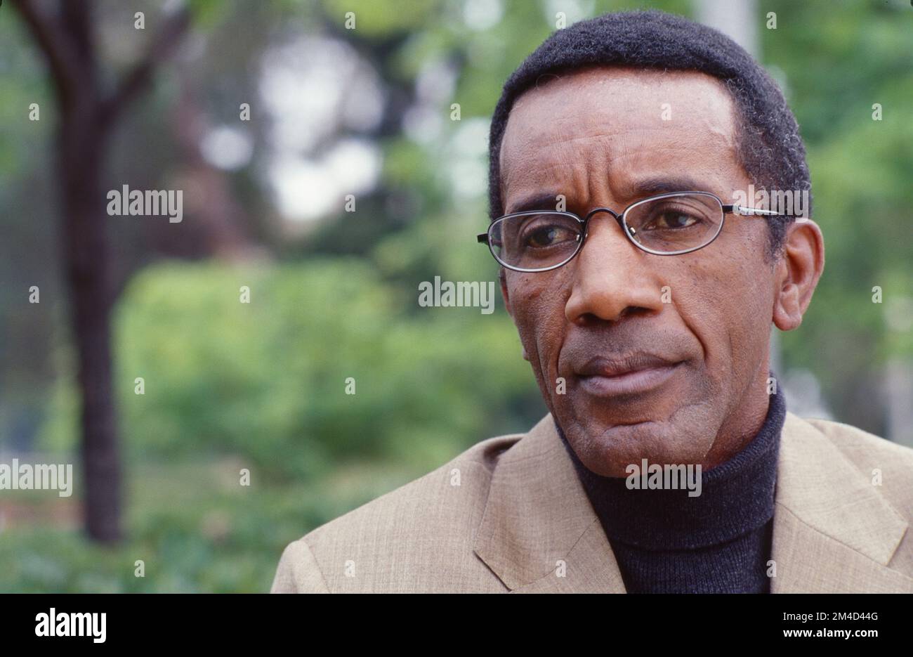 Gros plan d'un homme plus âgé afro-américain avec des lunettes qui ont l'air sérieuses Banque D'Images
