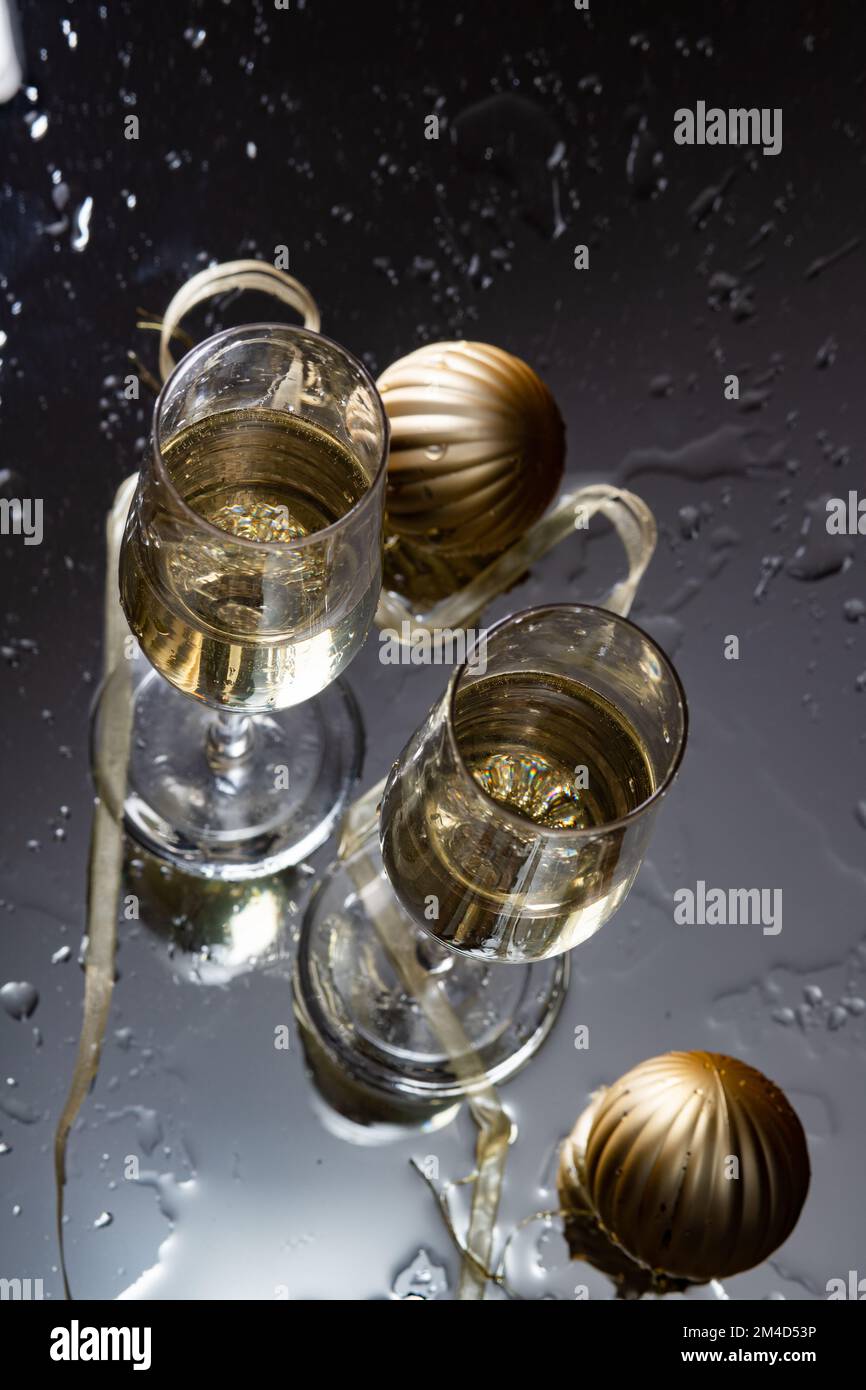 Deux verres à champagne sur fond de verre du nouvel an Banque D'Images