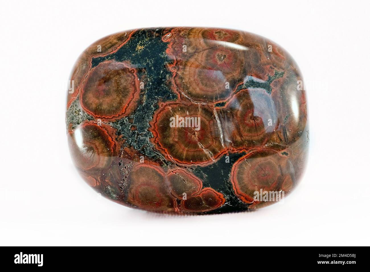 Macro gros plan photo couleur d'un ' Cinnabar Jasper ' poli ' une pierre précieuse de cristal semi-précieuse utilisée dans la thérapie de guérison de cristal Banque D'Images