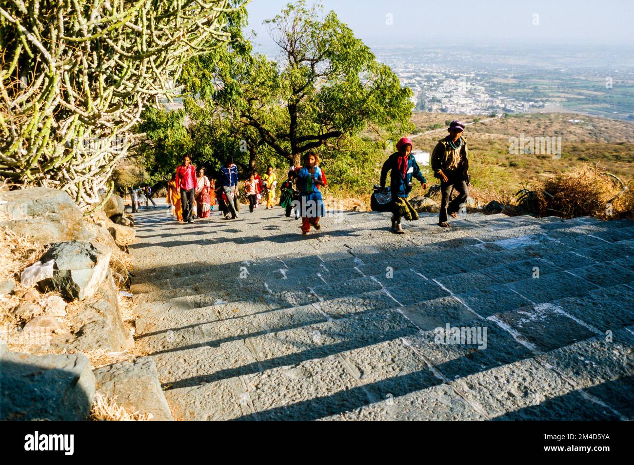 Pour atteindre Shatrunjaya, il faut monter 3,500 marches Banque D'Images