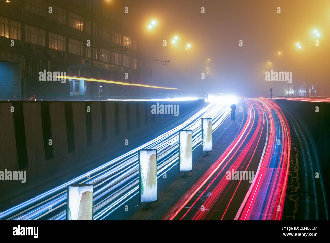 Light trails de voitures en mouvement dans la ville Banque D'Images