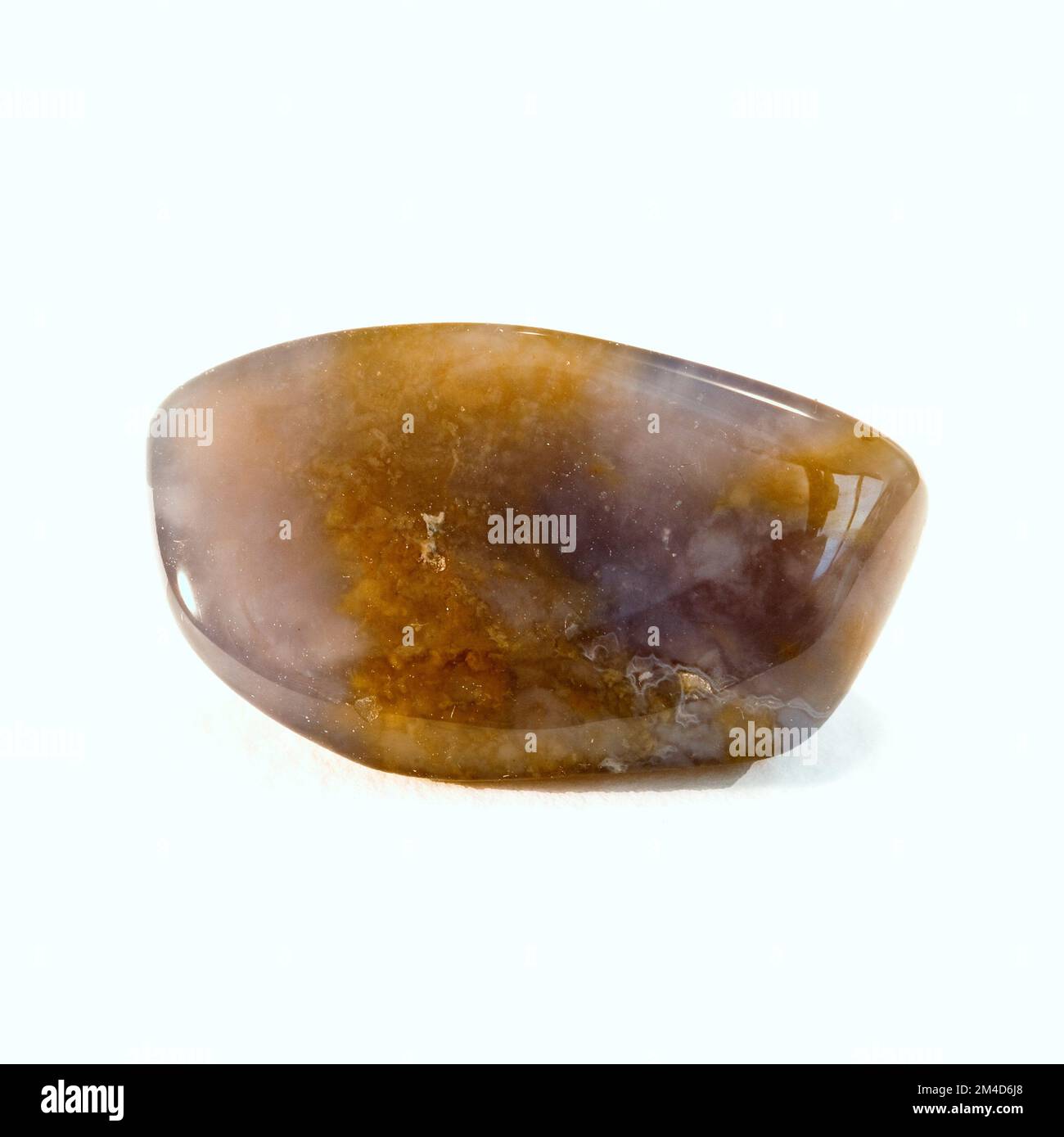 Macro gros plan photo couleur d'un poli ' Chalcédoine Blue Gold ' une pierre précieuse semi-précieuse de cristal utilisée dans la thérapie de guérison de cristal Banque D'Images