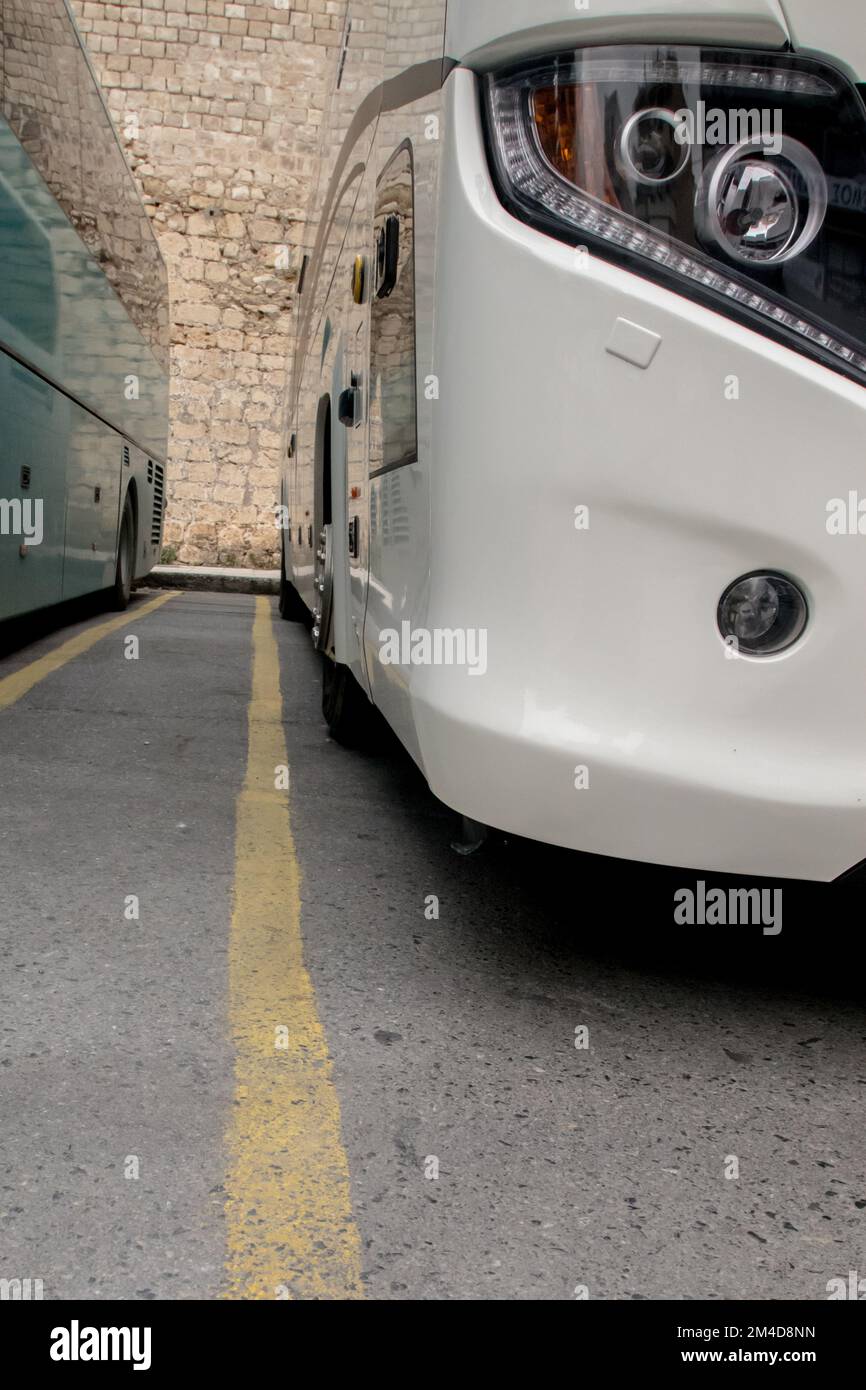 Vue à angle bas d'un parking de bus. Vue rapprochée du bus Banque D'Images