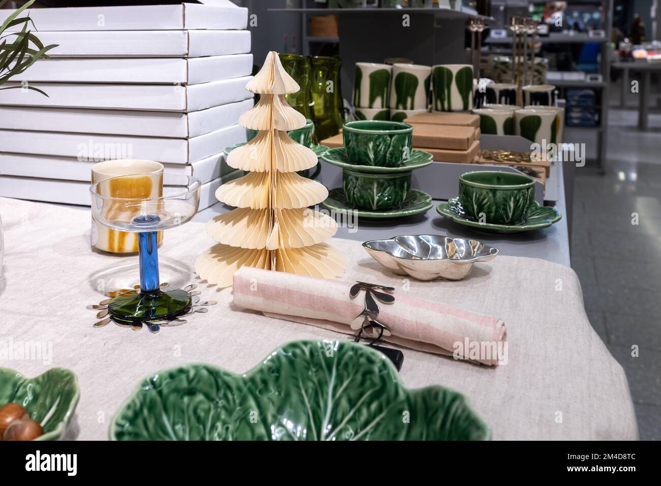 Arbre de Noël en papier, serviette blanche, grandes tasses vertes sur nappe  grise - table décorée pour Noël Photo Stock - Alamy