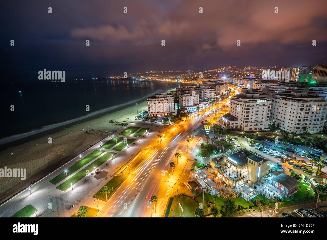 Vue panoramique sur les bâtiments du centre-ville de Tanger la nuit Banque D'Images