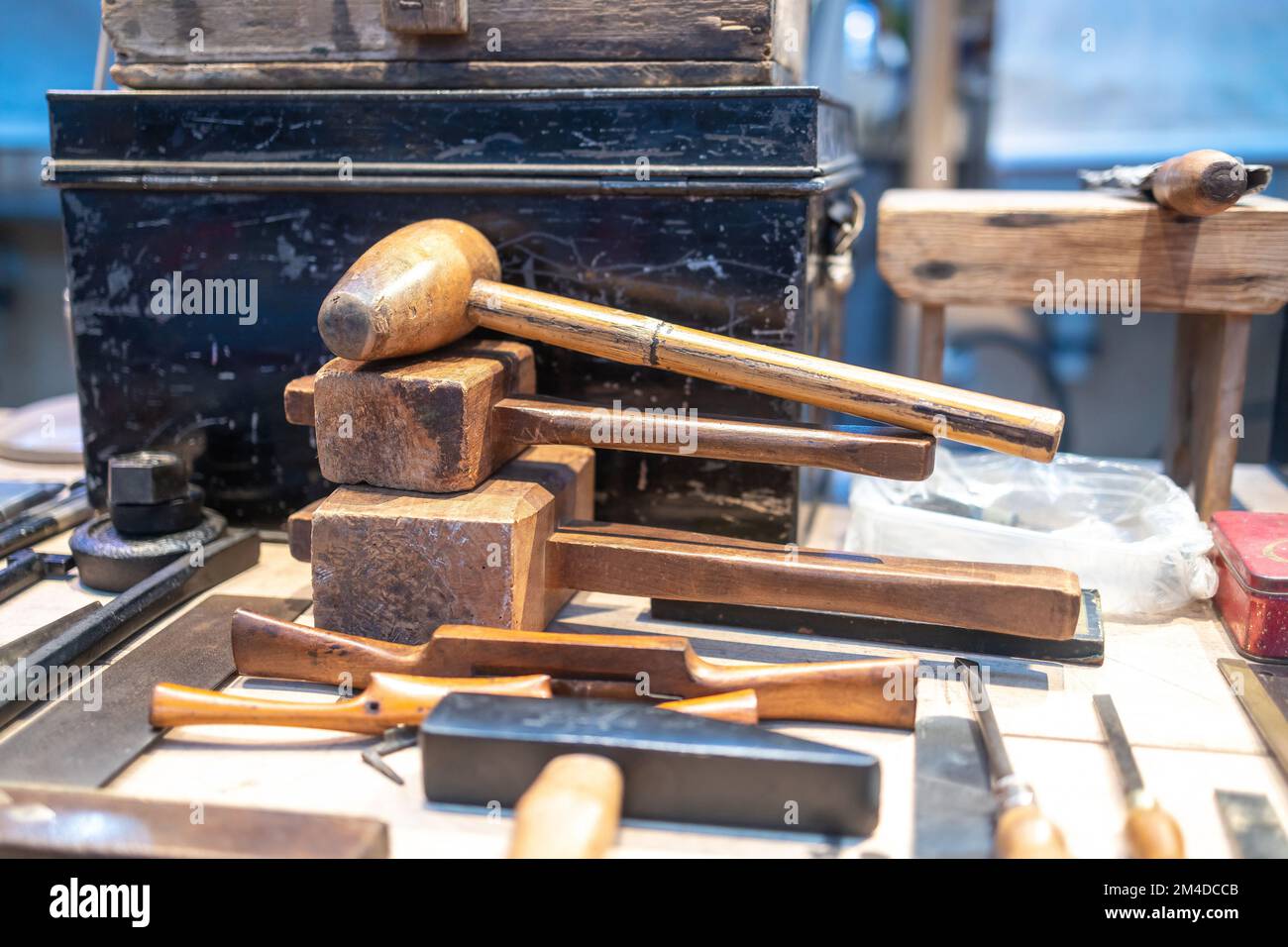 Marteaux en bois, tournevis et divers outils de menuiserie sur le comptoir du marché aux puces de Spitalfields Banque D'Images