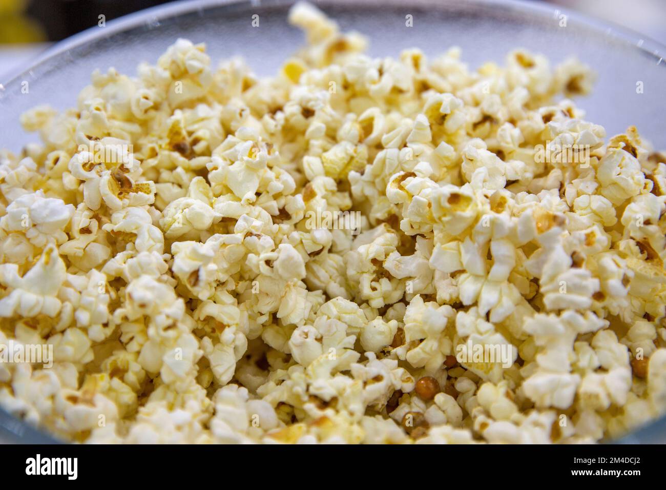pop-corn cuit dans un bol en verre vue rapprochée Banque D'Images