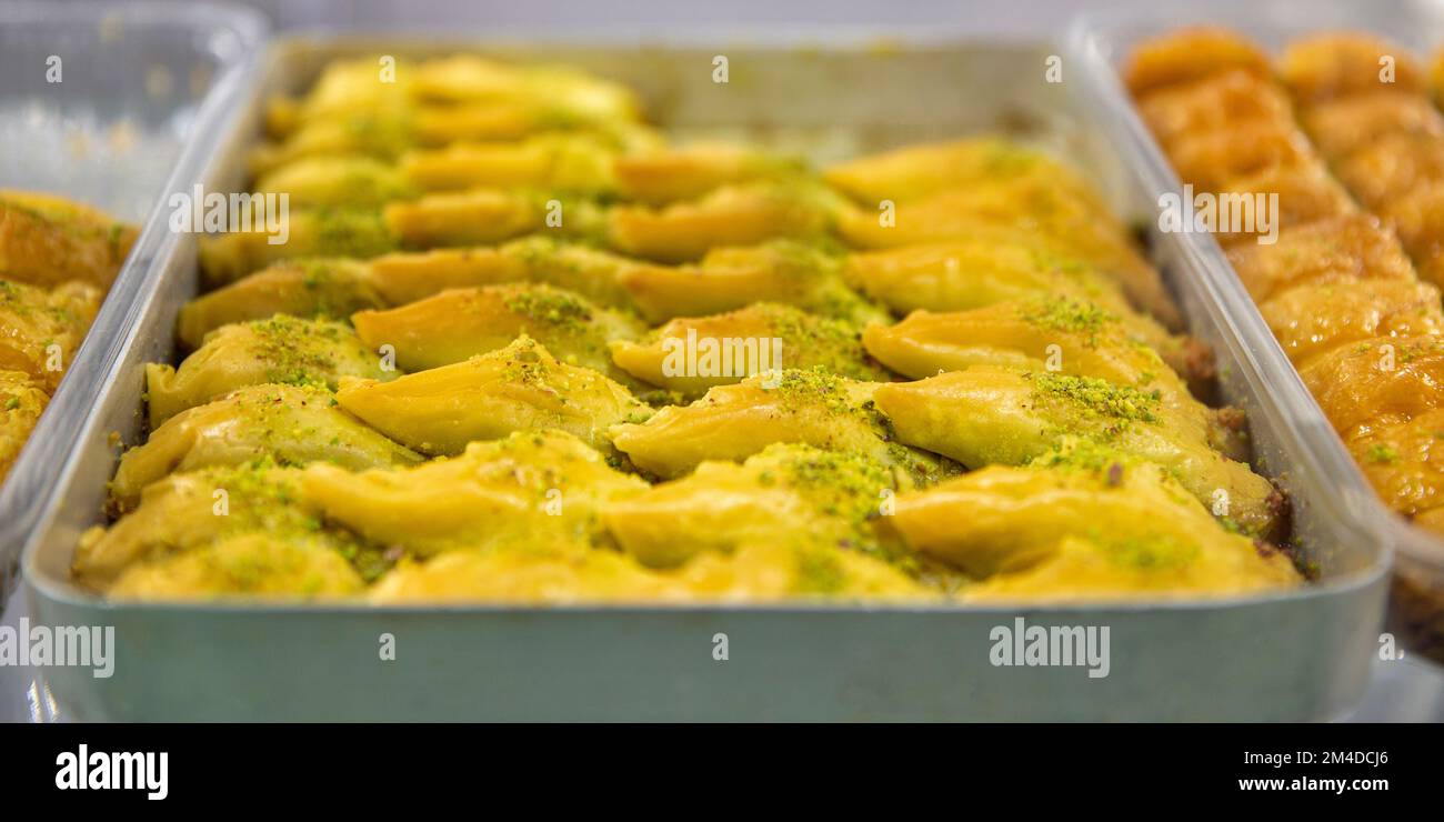 Pistache baklava dans un plat de cuisson. Saveurs traditionnelles du Moyen-Orient. Le nom local de Baklava est Fistikli Baklava. Banque D'Images