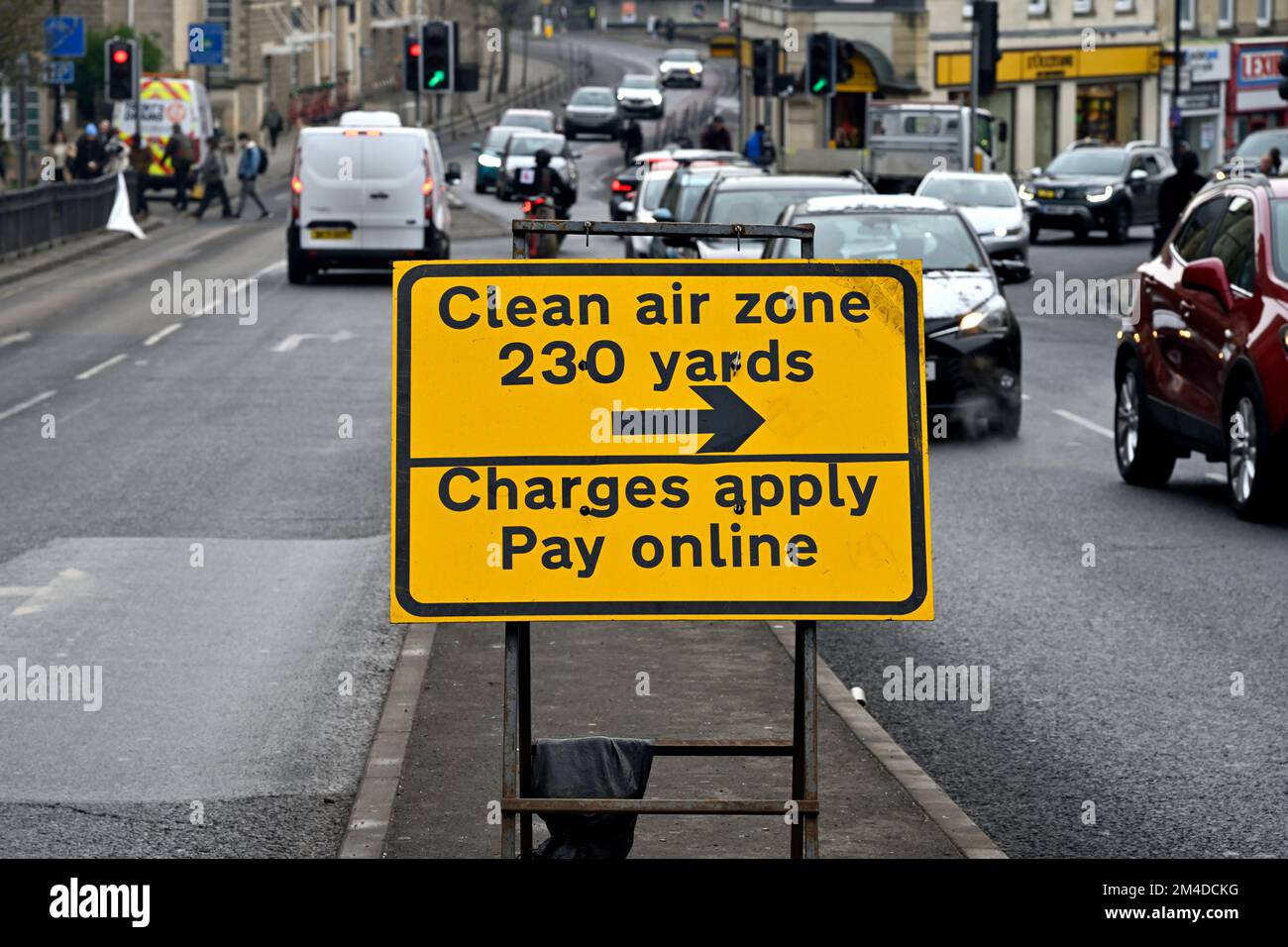 Panneau d'avertissement de zone d'air propre du conseil municipal de Bristol lors de l'entrée de la zone à l'avance, des frais s'appliquent, payez en ligne, Royaume-Uni Banque D'Images