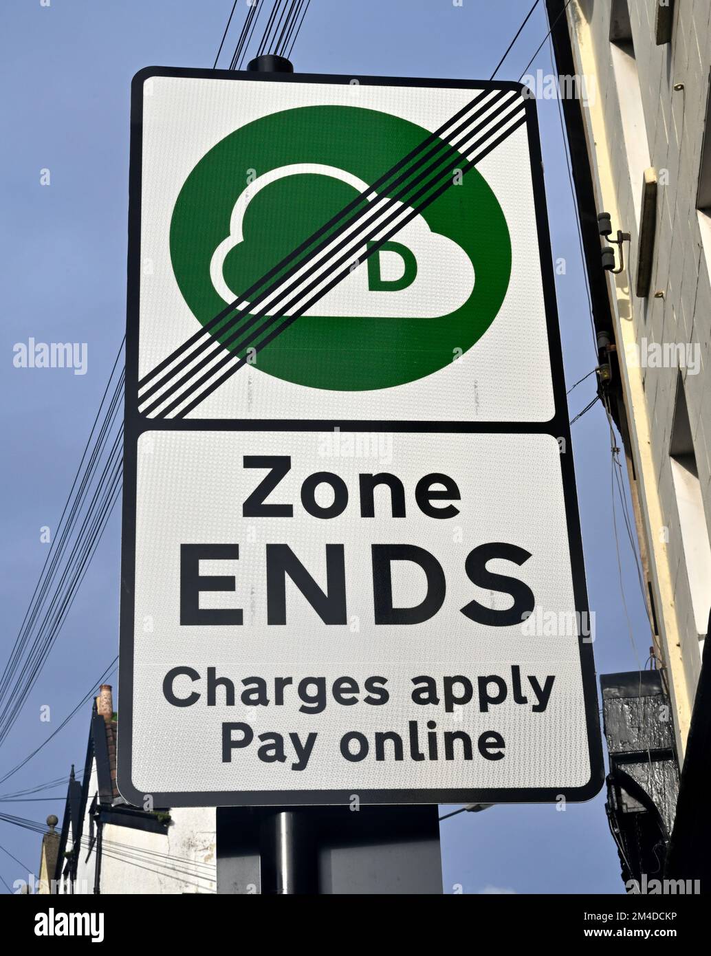 Panneau d'avertissement de zone de nettoyage de la ville de Bristol sur la zone de départ, frais applicables, payer en ligne, Royaume-Uni Banque D'Images