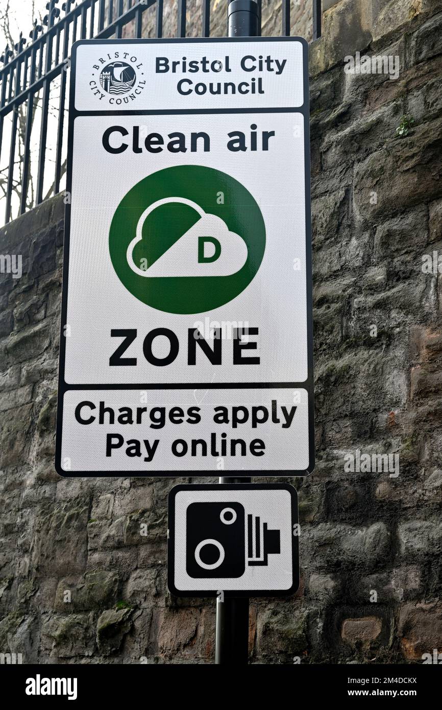 Panneau d'avertissement de zone d'air propre du conseil municipal de Bristol à l'entrée de la zone, frais applicables, paiement en ligne, Royaume-Uni Banque D'Images
