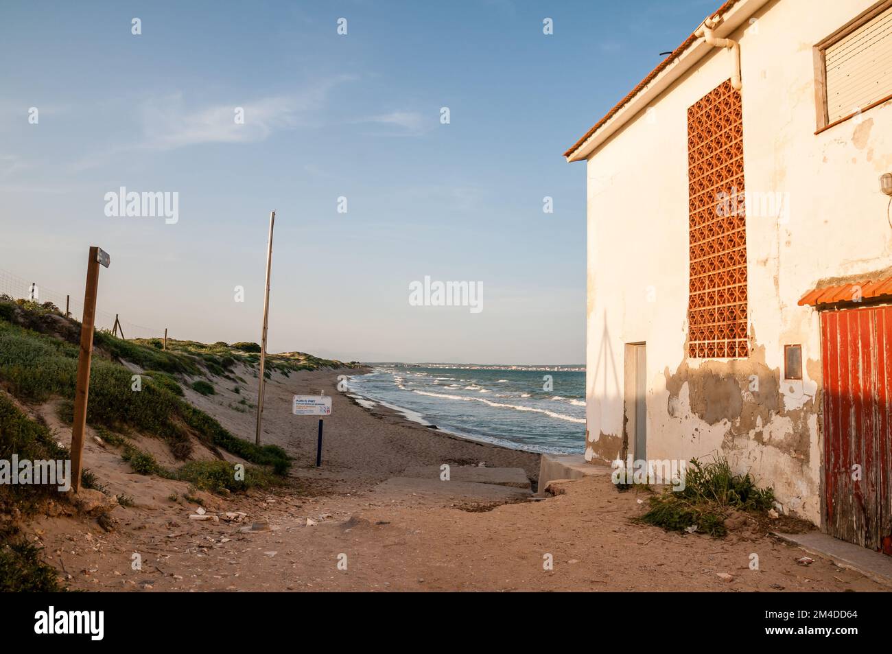 Panneau et bâtiment près de la plage de Pinet, Playa el Pinet, Elche, Espagne Banque D'Images