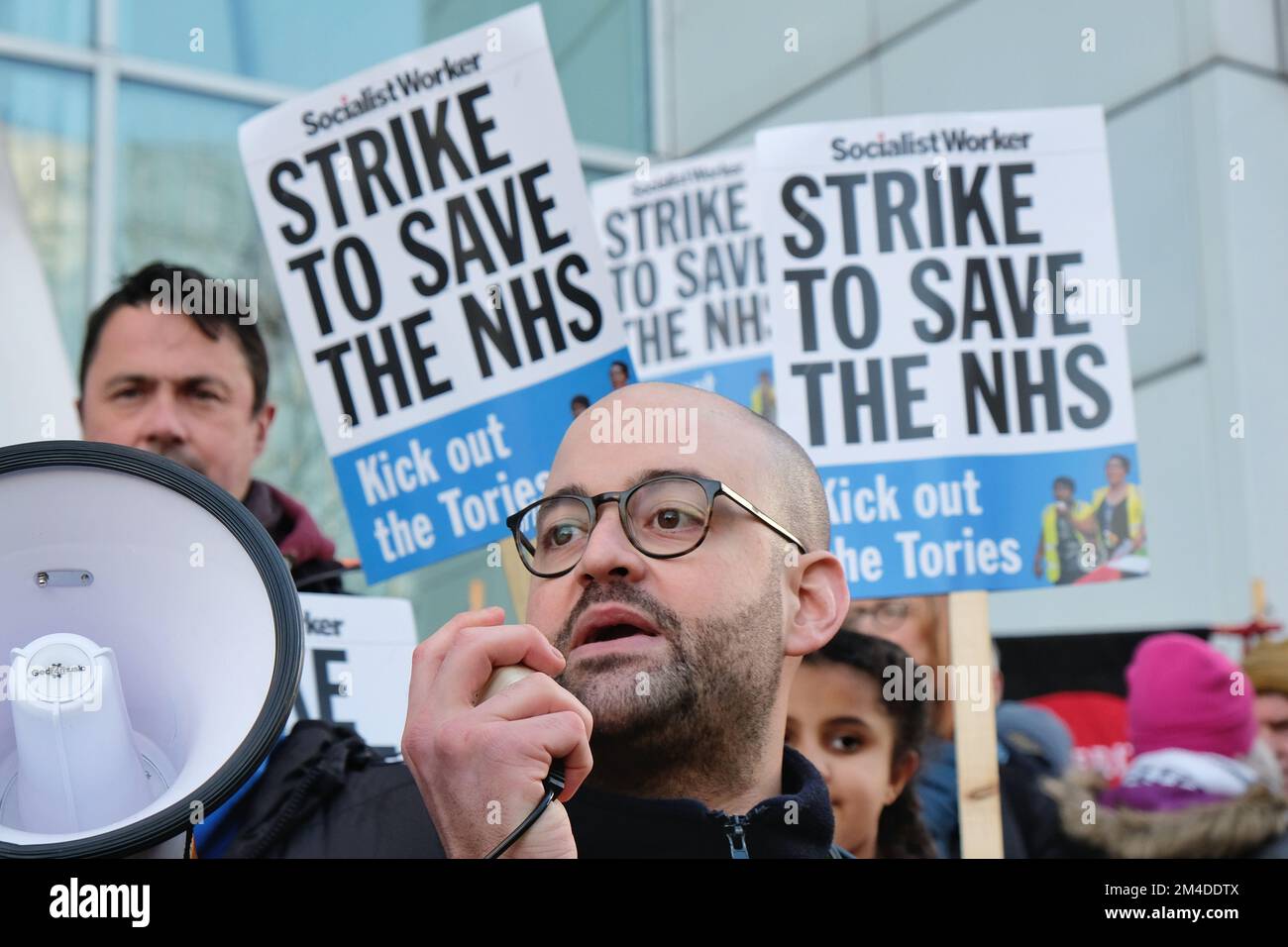 Londres, Royaume-Uni. 20 décembre 2022. Docteur Andrew Meyerson un médecin A&E basé à Londres parle en soutien aux infirmières en grève. Un rassemblement de solidarité du NHS et une marche ont eu lieu alors que les infirmières ont entamé une grève dans un conflit de salaire et de sécurité des patients, et le personnel ambulancier s'apprêtait à sortir demain. Des travailleurs de la santé et des partisans de nombreuses organisations ont défilé de l'University College Hospital (UCLH) à Downing Street. Crédit : onzième heure photographie/Alamy Live News Banque D'Images