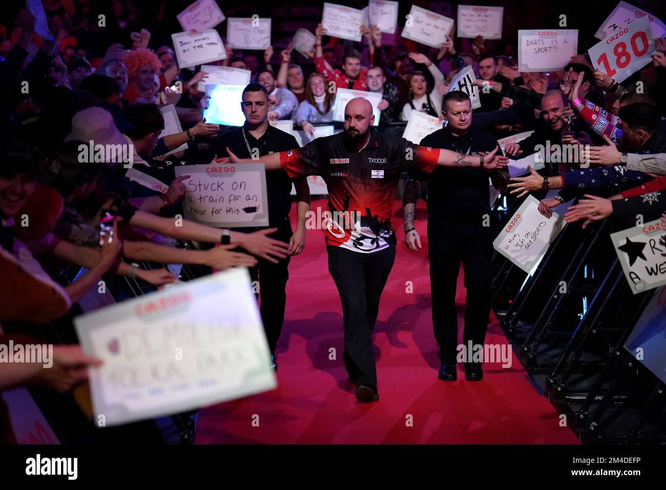 Jamie Hughes, de l'Angleterre, part avant de jouer à Jimmy Hendriks aux pays-Bas au cours de la sixième journée du Championnat du monde des fléchettes de Cazoo à Alexandra Palace, Londres. Date de la photo: Mardi 20 décembre 2022. Banque D'Images