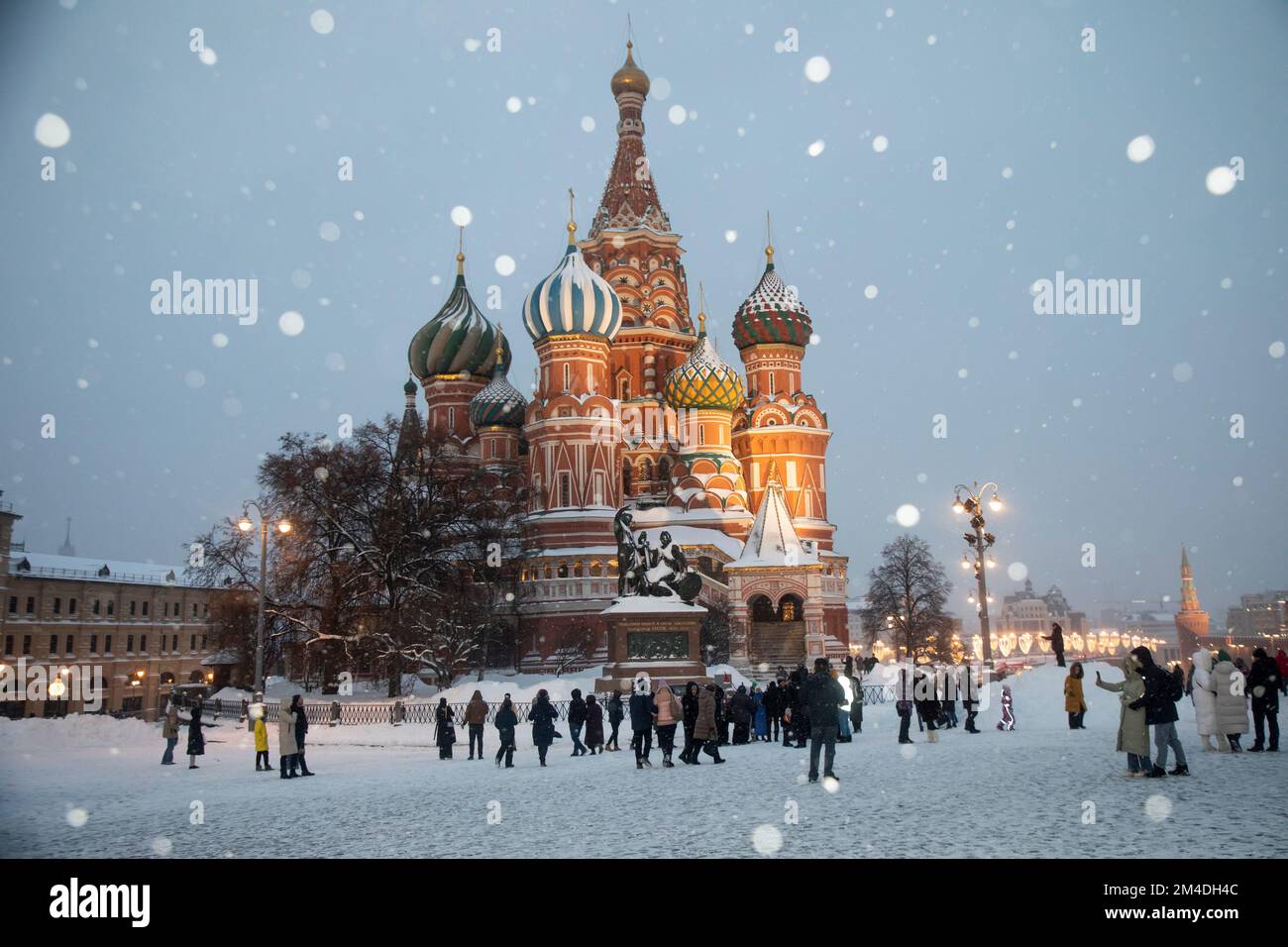 Moscou, Russie. 18th décembre 2022. Vue sur la cathédrale Saint-Basil sur la place Rouge lors d'une chute de neige anormale dans le centre de Moscou, en Russie Banque D'Images
