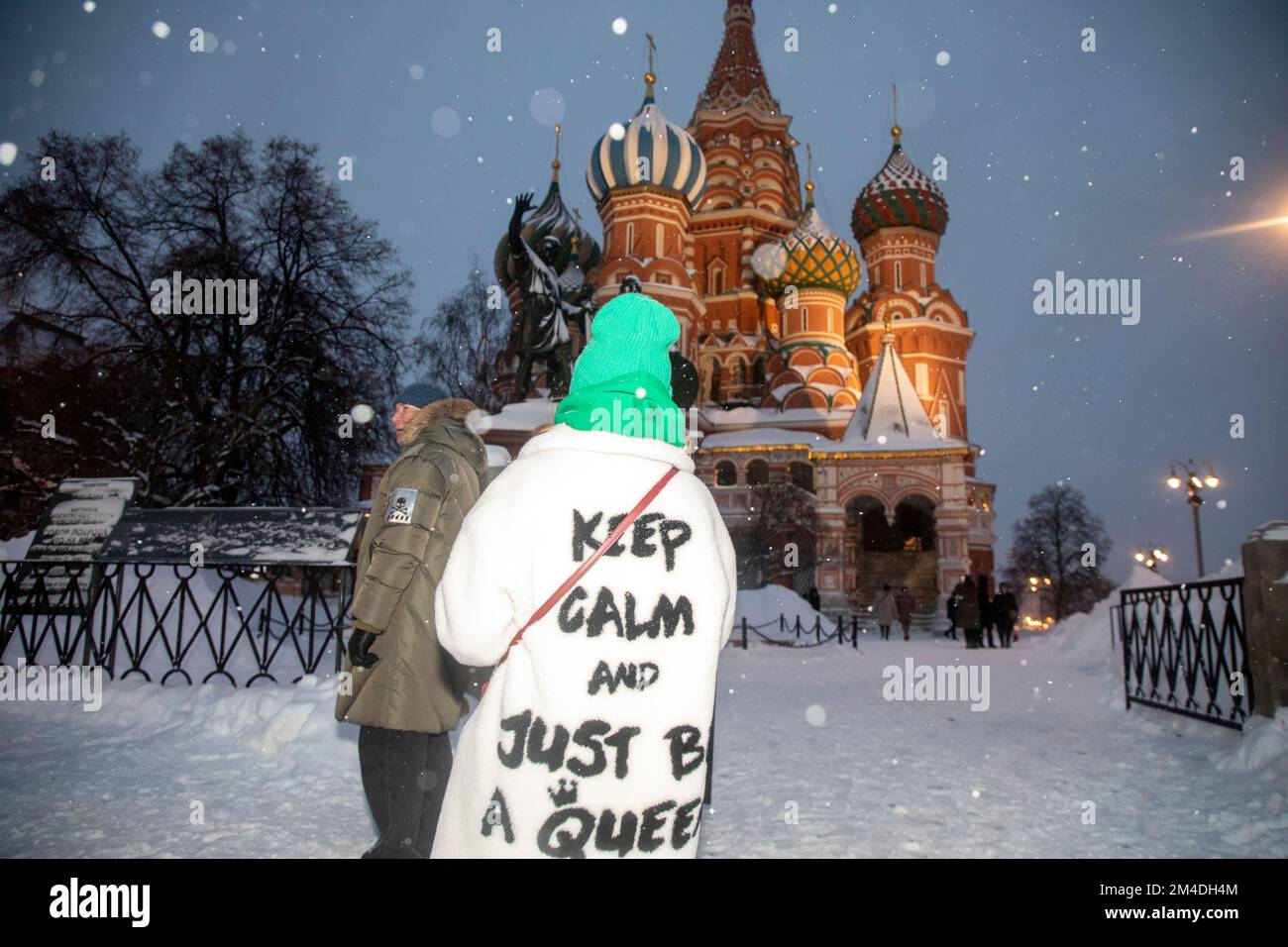 Moscou, Russie. 18th décembre 2022. Les gens marchent sur la place Rouge en arrière-plan de la cathédrale Saint-Basil lors d'une chute de neige anormale dans le centre de Moscou, en Russie Banque D'Images