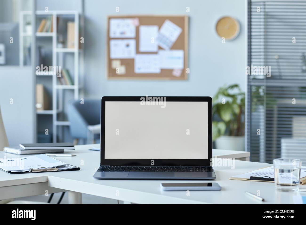 Image d'arrière-plan d'un ordinateur portable ouvert sur le bureau avec maquette sur écran blanc, espace de copie Banque D'Images