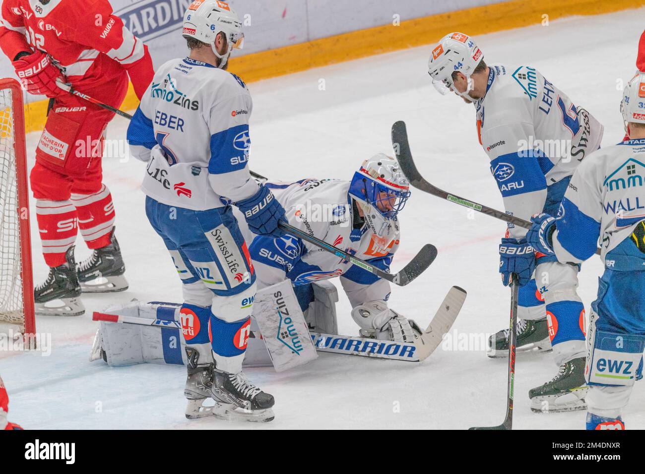 Lausanne, Suisse. 12th octobre 2022. Simon Hrubec (gardien de but) des Lions de la ZSC (11) fait un arrêt lors de l'affrontement entre les Lions de Lausanne HC et les Lions de la ZSC. L'affrontement entre les Lions de Lausanne HC et les Lions de la ZSC s'est déroulé à la Vaudoise Arena de Lausanne, dans la capitale olympique. (Photo par: Eric Dubost/Sipa USA) crédit: SIPA USA/Alay Live News Banque D'Images