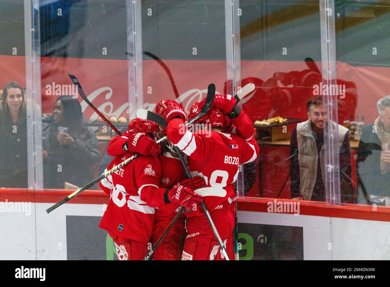 Lausanne, Suisse. 12th octobre 2022. Le HC de Lausanne célèbre lors du conflit entre les Lions HC de Lausanne et les Lions de la ZSC. L'affrontement entre les Lions de Lausanne HC et les Lions de la ZSC s'est déroulé à la Vaudoise Arena de Lausanne, dans la capitale olympique. (Photo par: Eric Dubost/Sipa USA) crédit: SIPA USA/Alay Live News Banque D'Images