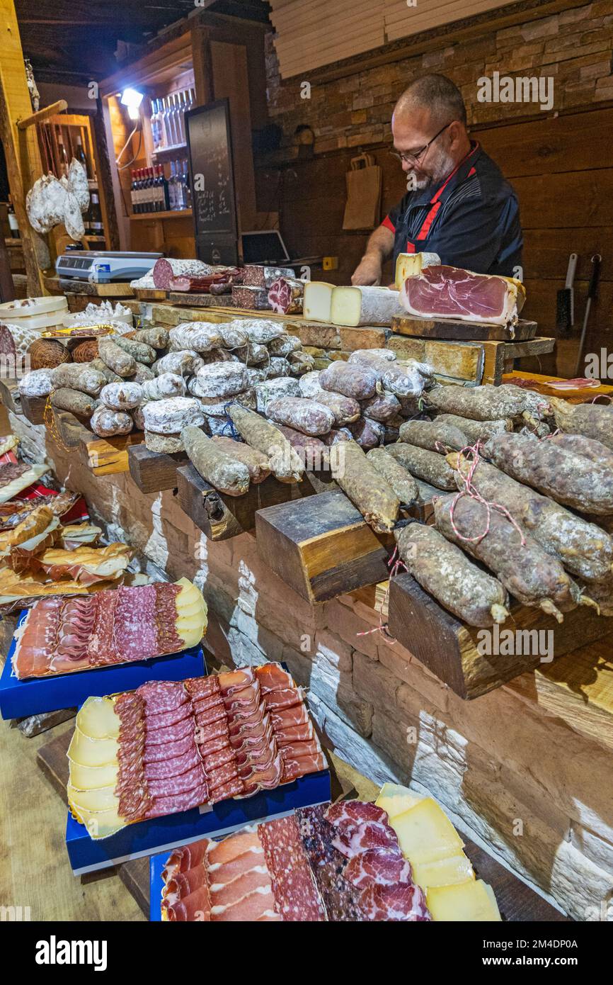 France, Sète, les Halles de Sète, marché, rue Gambetta, distributeur de saucisses et de jambon Banque D'Images