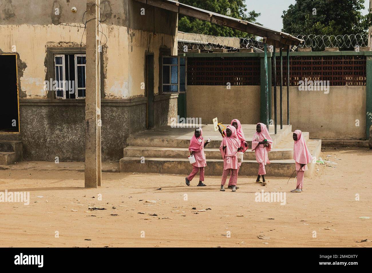 Des écolières marchent le long d'une rue à Maiduguri, 19 décembre 2022. Maiduguri est la capitale de l'État de Borno, situé dans le nord-est du Nigeria. La région autour de Maiduguri était un bastion de l'organisation terroriste Boko Haram, qui a enlevé 276 écolières dans cette même région en avril 2014. Banque D'Images