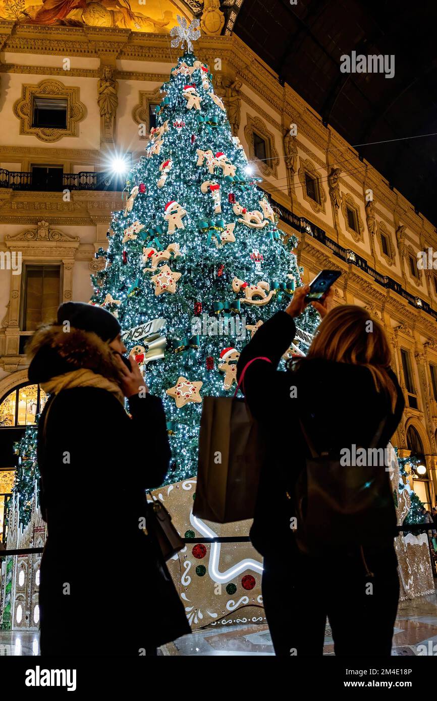 Milan, Italie. 20th décembre 2022. Les filles photographient l'arbre de Noël Swarovski à la galerie Vittorio Emanuele dans l'atmosphère de Noël à Milan. (Photo de Mairo Cinquetti/SOPA Images/Sipa USA) crédit: SIPA USA/Alay Live News Banque D'Images