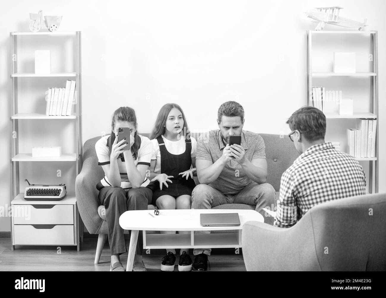 téléphone de la mère et de l'enfant d'un père accro au psychologue de famille, thérapie Banque D'Images