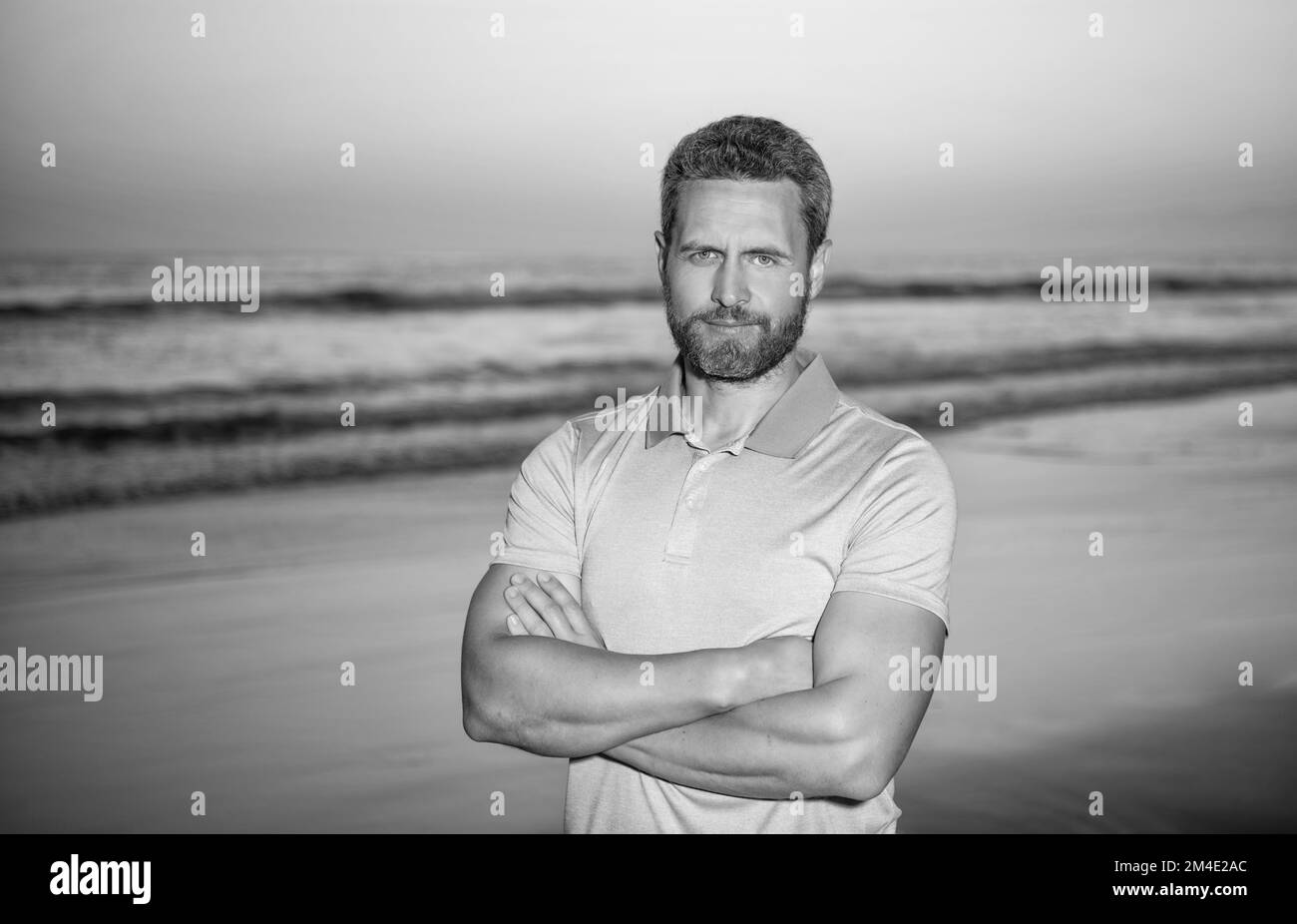 portrait de face de l'homme beau sur la mer sur la plage d'été coucher de soleil, maldives Banque D'Images