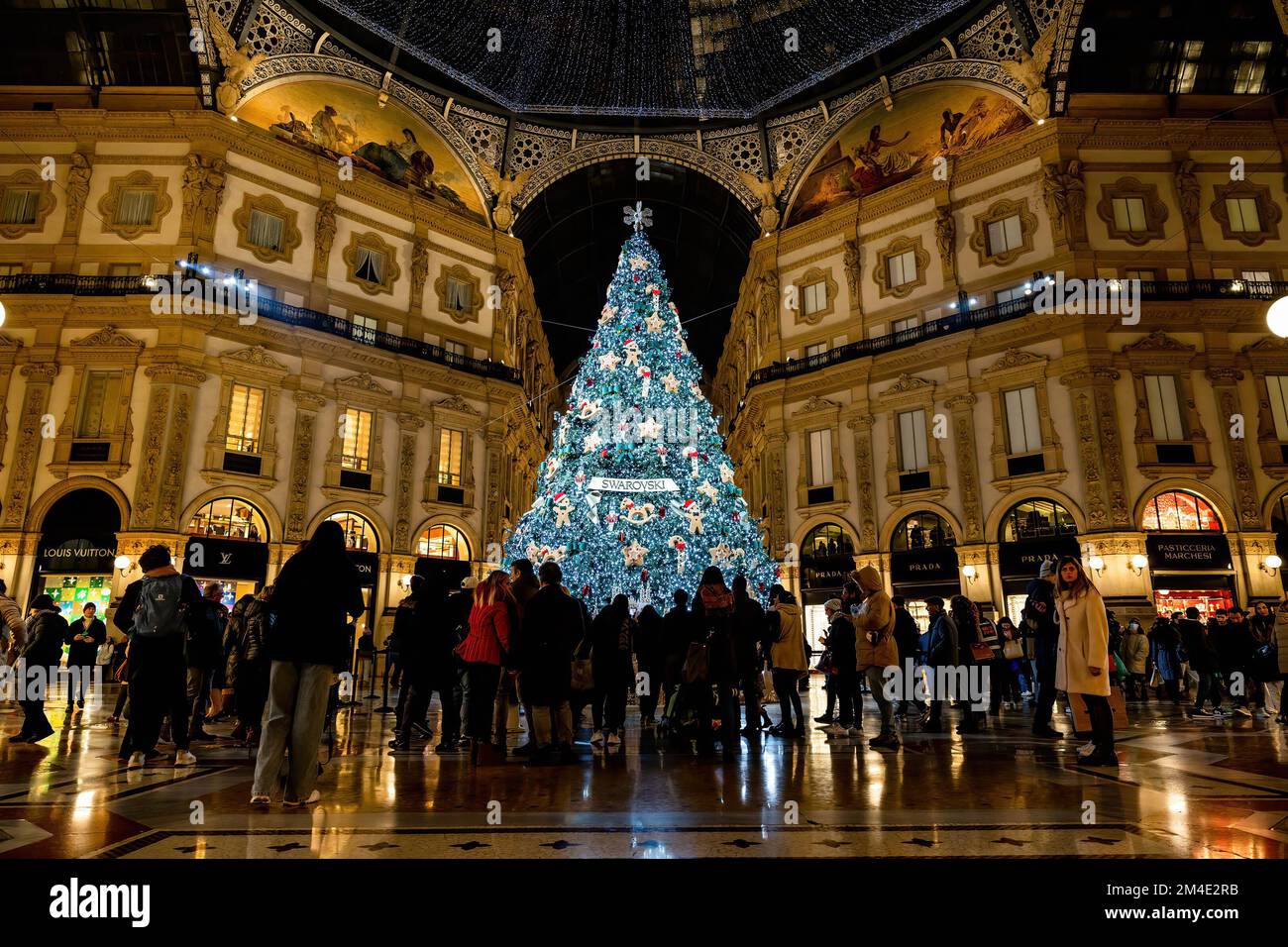 Milan, Italie. 20th décembre 2022. Les gens photographient l'arbre de Noël Swarovski dans la galerie Vittorio Emanuele dans l'atmosphère de Noël à Milan. (Image de crédit : © Mairo Cinquetti/SOPA Images via ZUMA Press Wire) Banque D'Images