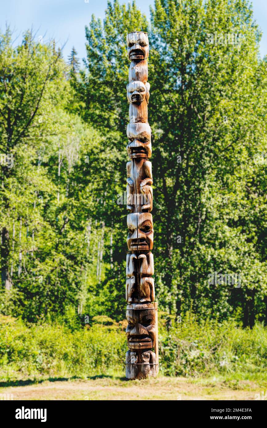 Totem en cèdre sculpté à la main; Gitanyow - Kitwancool Historic Village & Interpretive Centre; Gitanyow; Colombie-Britannique; Canada Banque D'Images Totem en cèdre sculpté à la main; Gitanyow - Kitwancool Historic Village & Interpretive Centre; Gitanyow; Colombie-Britannique; Canada Banque D'Images