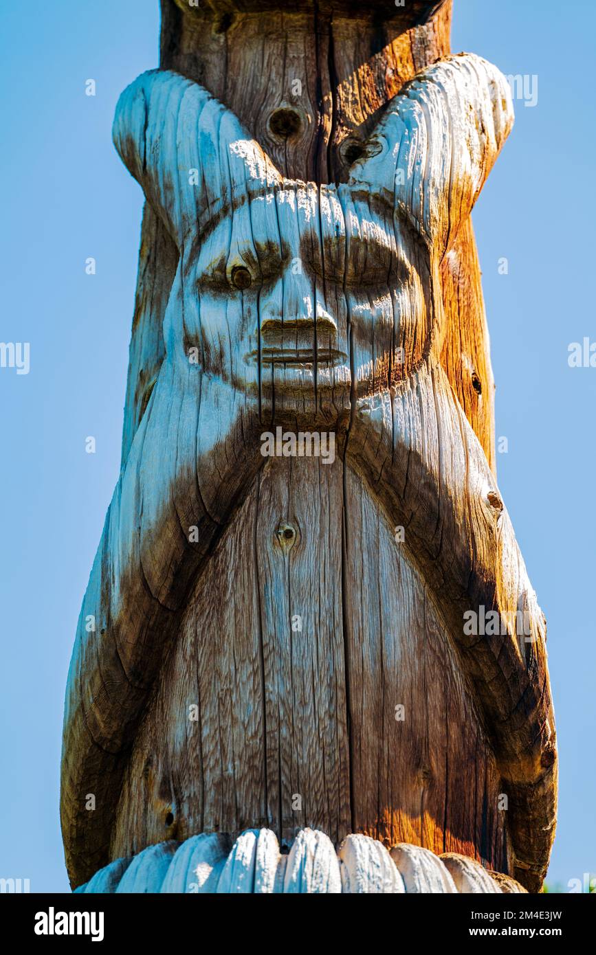 Totem en cèdre sculpté à la main; Gitanyow - Kitwancool Historic Village & Interpretive Centre; Gitanyow; Colombie-Britannique; Canada Banque D'Images