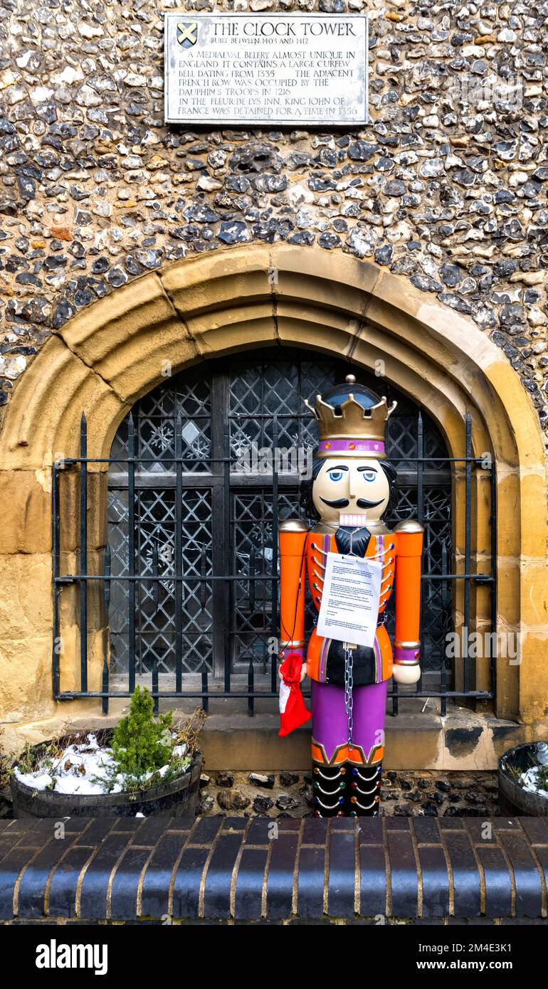Grand casse-noisette qui protège la Tour de l'horloge, St. Albans, Hertfordshire Royaume-Uni connu sous le nom de CP. Gabriel il tient un panneau indiquant son bref retour et son absence. Banque D'Images