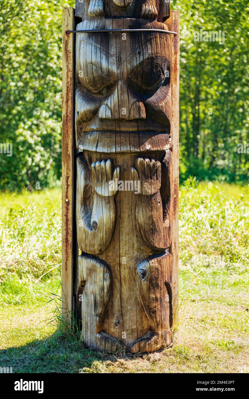 Totem en cèdre sculpté à la main; Gitanyow - Kitwancool Historic Village & Interpretive Centre; Gitanyow; Colombie-Britannique; Canada Banque D'Images Totem en cèdre sculpté à la main; Gitanyow - Kitwancool Historic Village & Interpretive Centre; Gitanyow; Colombie-Britannique; Canada Banque D'Images