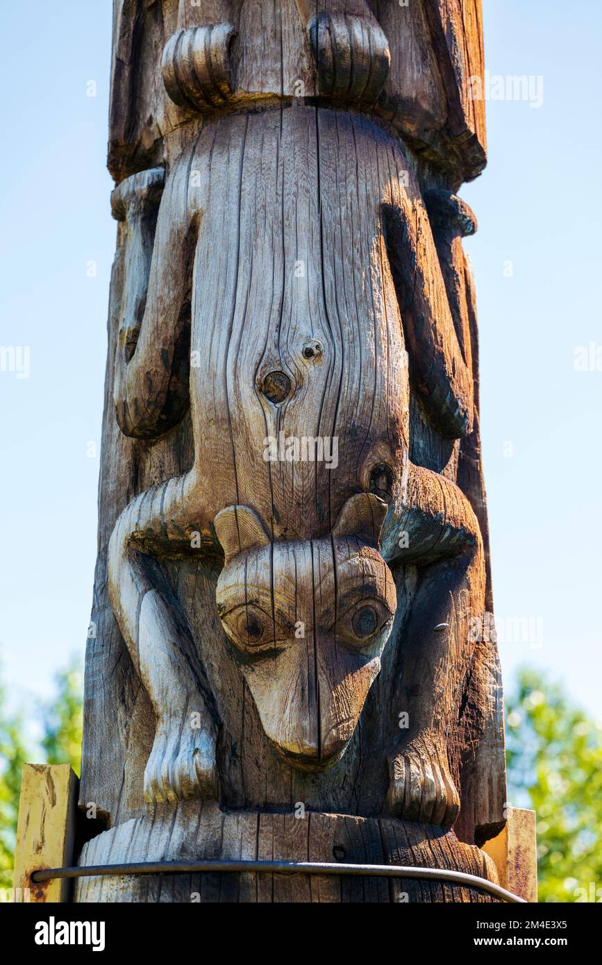 Totem en cèdre sculpté à la main; Gitanyow - Kitwancool Historic Village & Interpretive Centre; Gitanyow; Colombie-Britannique; Canada Banque D'Images Totem en cèdre sculpté à la main; Gitanyow - Kitwancool Historic Village & Interpretive Centre; Gitanyow; Colombie-Britannique; Canada Banque D'Images