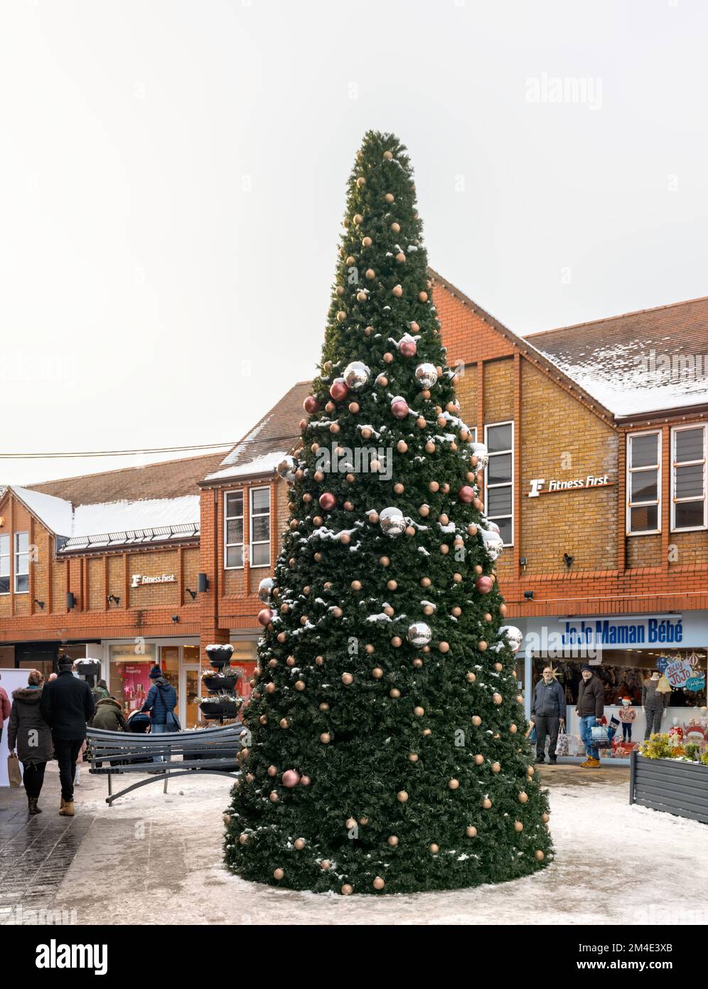 Grand arbre de Noël à St. Centre commercial Christopher's place, St. Albans Hertfordshire Banque D'Images