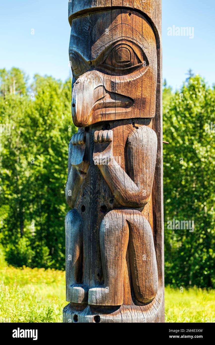 Totem en cèdre sculpté à la main; Gitanyow - Kitwancool Historic Village & Interpretive Centre; Gitanyow; Colombie-Britannique; Canada Banque D'Images Totem en cèdre sculpté à la main; Gitanyow - Kitwancool Historic Village & Interpretive Centre; Gitanyow; Colombie-Britannique; Canada Banque D'Images