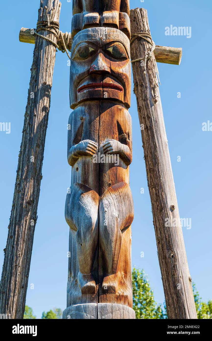 Totem en cèdre sculpté à la main; Gitanyow - Kitwancool Historic Village & Interpretive Centre; Gitanyow; Colombie-Britannique; Canada Banque D'Images Totem en cèdre sculpté à la main; Gitanyow - Kitwancool Historic Village & Interpretive Centre; Gitanyow; Colombie-Britannique; Canada Banque D'Images