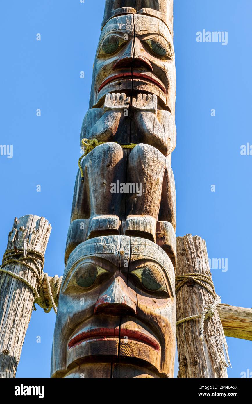Totem en cèdre sculpté à la main; Gitanyow - Kitwancool Historic Village & Interpretive Centre; Gitanyow; Colombie-Britannique; Canada Banque D'Images Totem en cèdre sculpté à la main; Gitanyow - Kitwancool Historic Village & Interpretive Centre; Gitanyow; Colombie-Britannique; Canada Banque D'Images