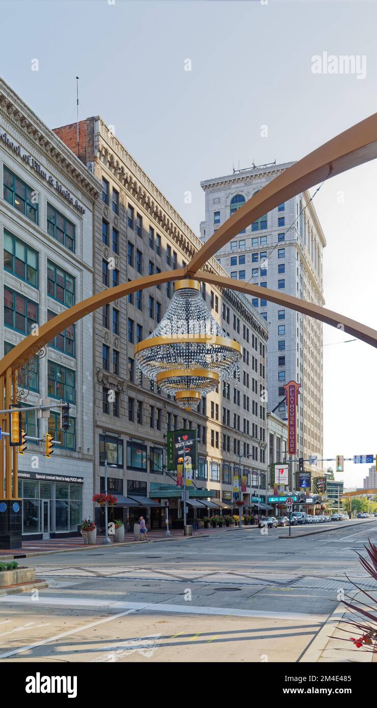 Le lustre GE de 20 mètres de haut de Playhouse Square est suspendu à une arche de 44 mètres de haut. Il contient 4 200 cristaux de résine acrylique, éclairés par 68 LED GE. Banque D'Images