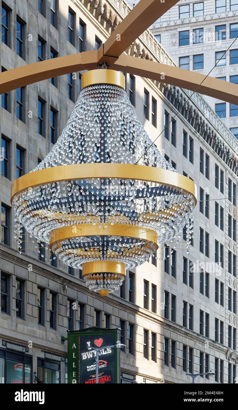 Le lustre GE de 20 mètres de haut de Playhouse Square est suspendu à une arche de 44 mètres de haut. Il contient 4 200 cristaux de résine acrylique, éclairés par 68 LED GE. Banque D'Images
