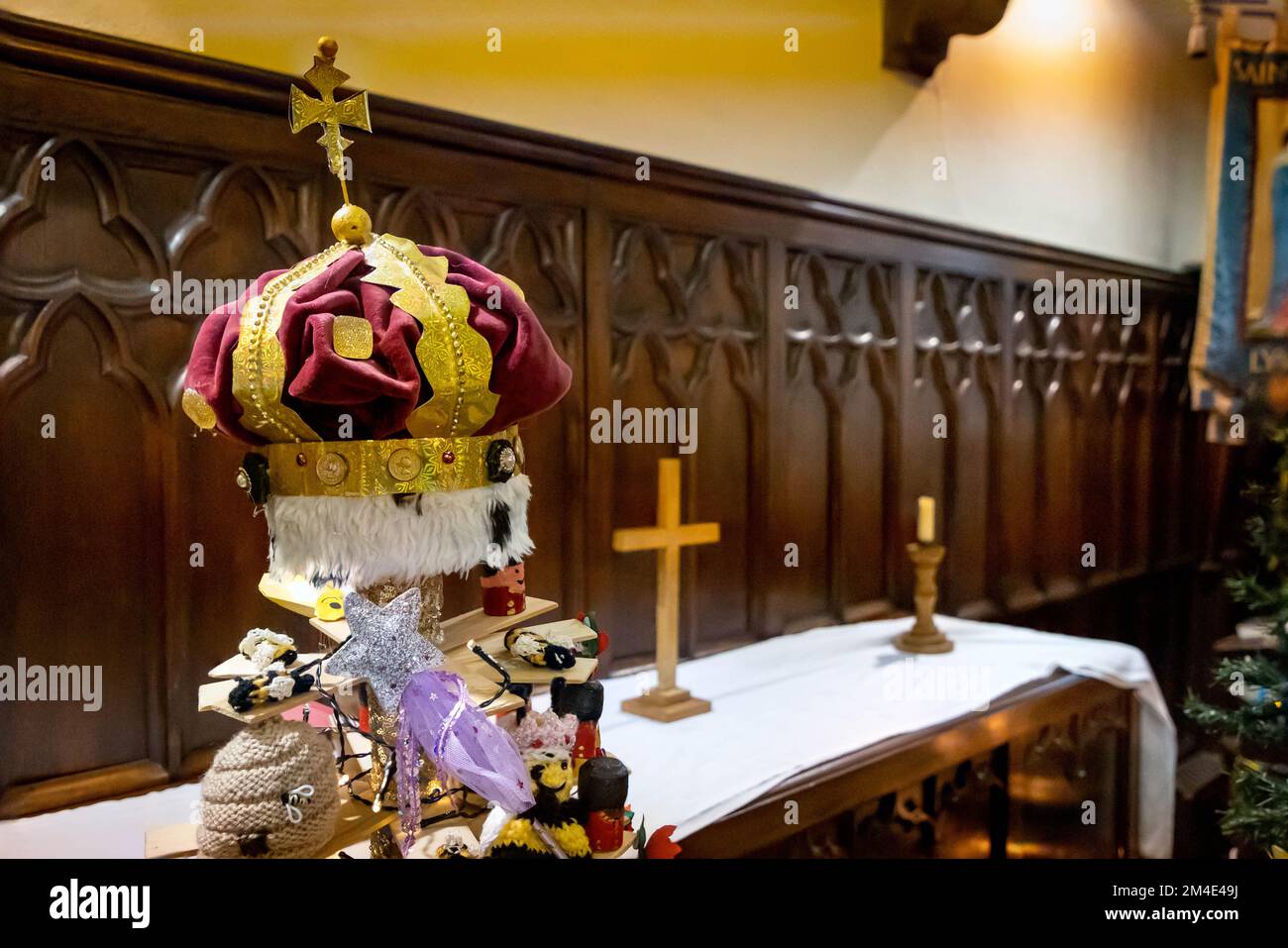 Festival des arbres de Noël de l'église Sainte-Marie à Lymm, Cheshire, une collection de 45 arbres de Noël décorés par une variété de groupes locaux Banque D'Images