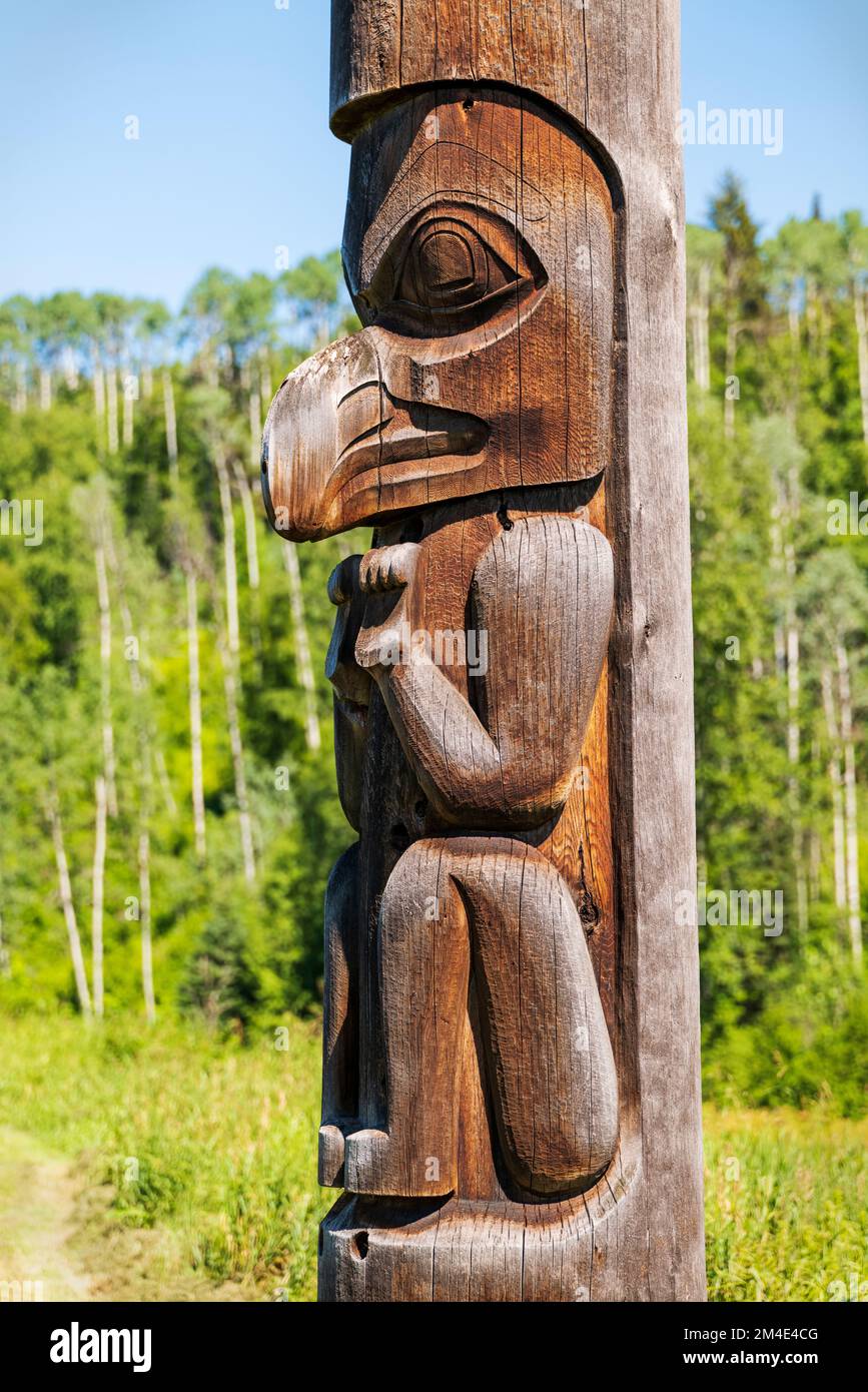 Totem en cèdre sculpté à la main; Gitanyow - Kitwancool Historic Village & Interpretive Centre; Gitanyow; Colombie-Britannique; Canada Banque D'Images Totem en cèdre sculpté à la main; Gitanyow - Kitwancool Historic Village & Interpretive Centre; Gitanyow; Colombie-Britannique; Canada Banque D'Images