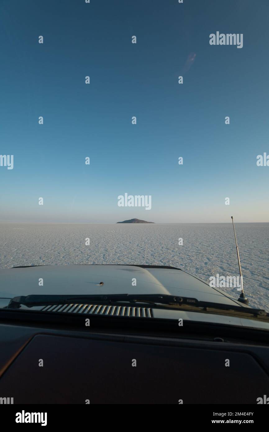 photo de l'intérieur d'une voiture voyageant dans un désert avec un ciel clair et ensoleillé, le style de vie et les moyens de transport terrestre, voyage Banque D'Images