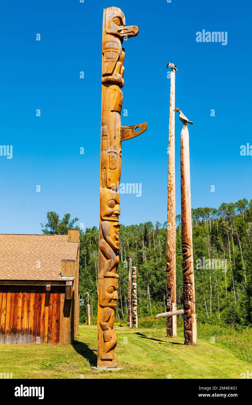 Totem en cèdre sculpté à la main; Gitanyow - Kitwancool Historic Village & Interpretive Centre; Gitanyow; Colombie-Britannique; Canada Banque D'Images Totem en cèdre sculpté à la main; Gitanyow - Kitwancool Historic Village & Interpretive Centre; Gitanyow; Colombie-Britannique; Canada Banque D'Images