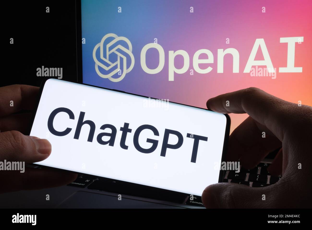 Logo ChatGPT vu sur l'écran du smartphone et de l'ordinateur portable avec logo de la société OpenAI flou. Ai chatbot par OpenAI. Stafford, Royaume-Uni, 20 décembre, Banque D'Images