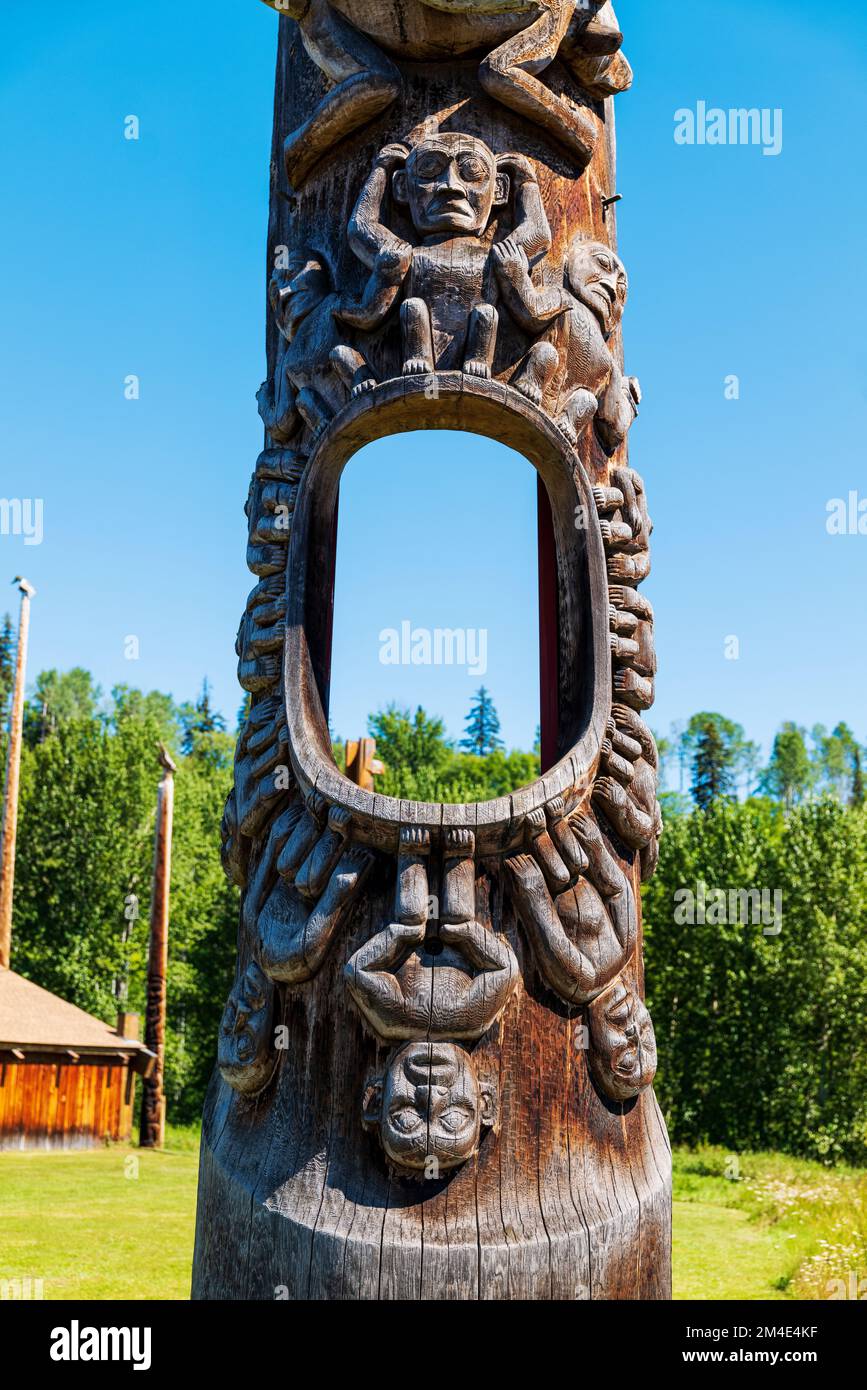 Totem en cèdre sculpté à la main; Gitanyow - Kitwancool Historic Village & Interpretive Centre; Gitanyow; Colombie-Britannique; Canada Banque D'Images Totem en cèdre sculpté à la main; Gitanyow - Kitwancool Historic Village & Interpretive Centre; Gitanyow; Colombie-Britannique; Canada Banque D'Images