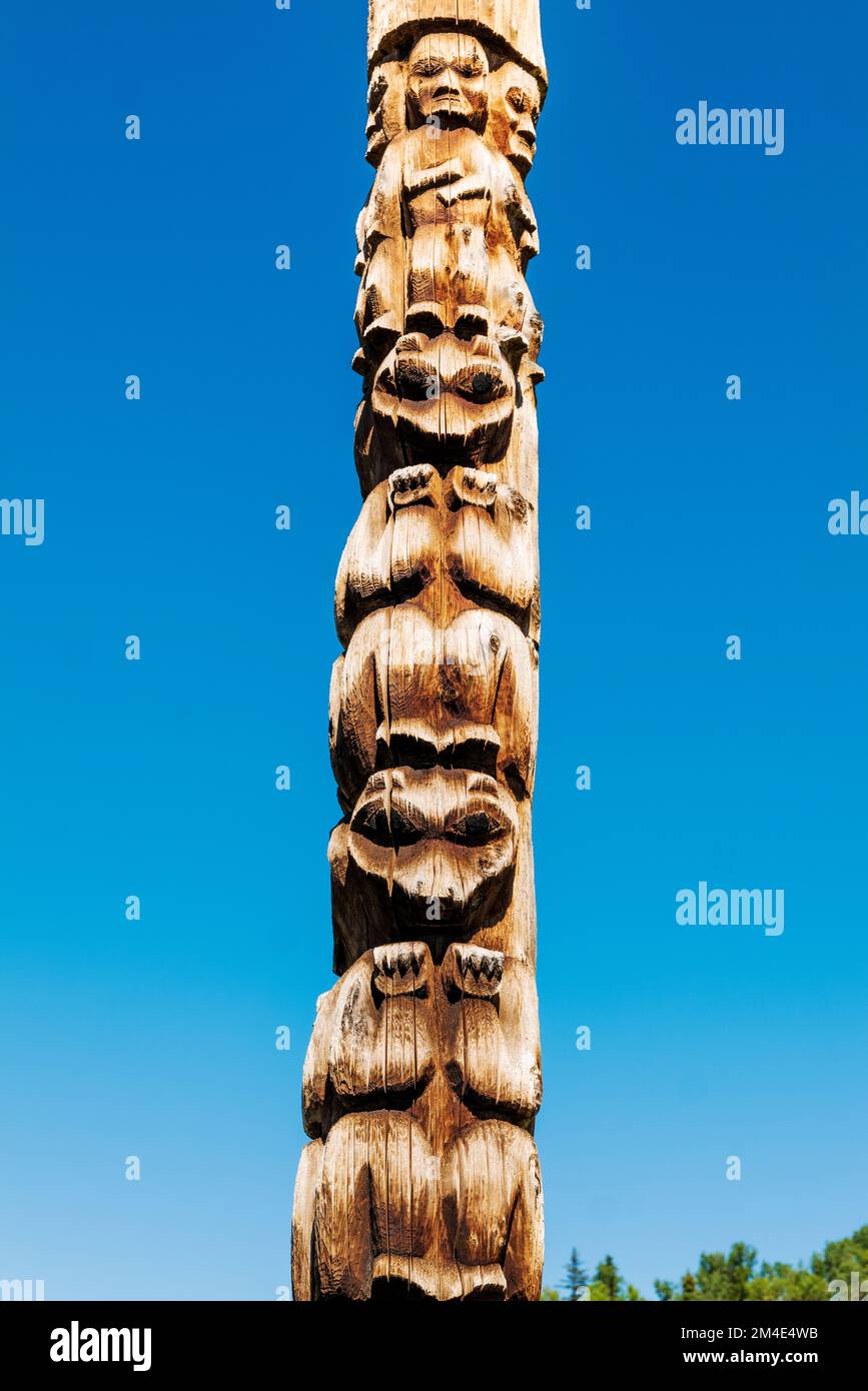 Totem en cèdre sculpté à la main; Gitanyow - Kitwancool Historic Village & Interpretive Centre; Gitanyow; Colombie-Britannique; Canada Banque D'Images Totem en cèdre sculpté à la main; Gitanyow - Kitwancool Historic Village & Interpretive Centre; Gitanyow; Colombie-Britannique; Canada Banque D'Images