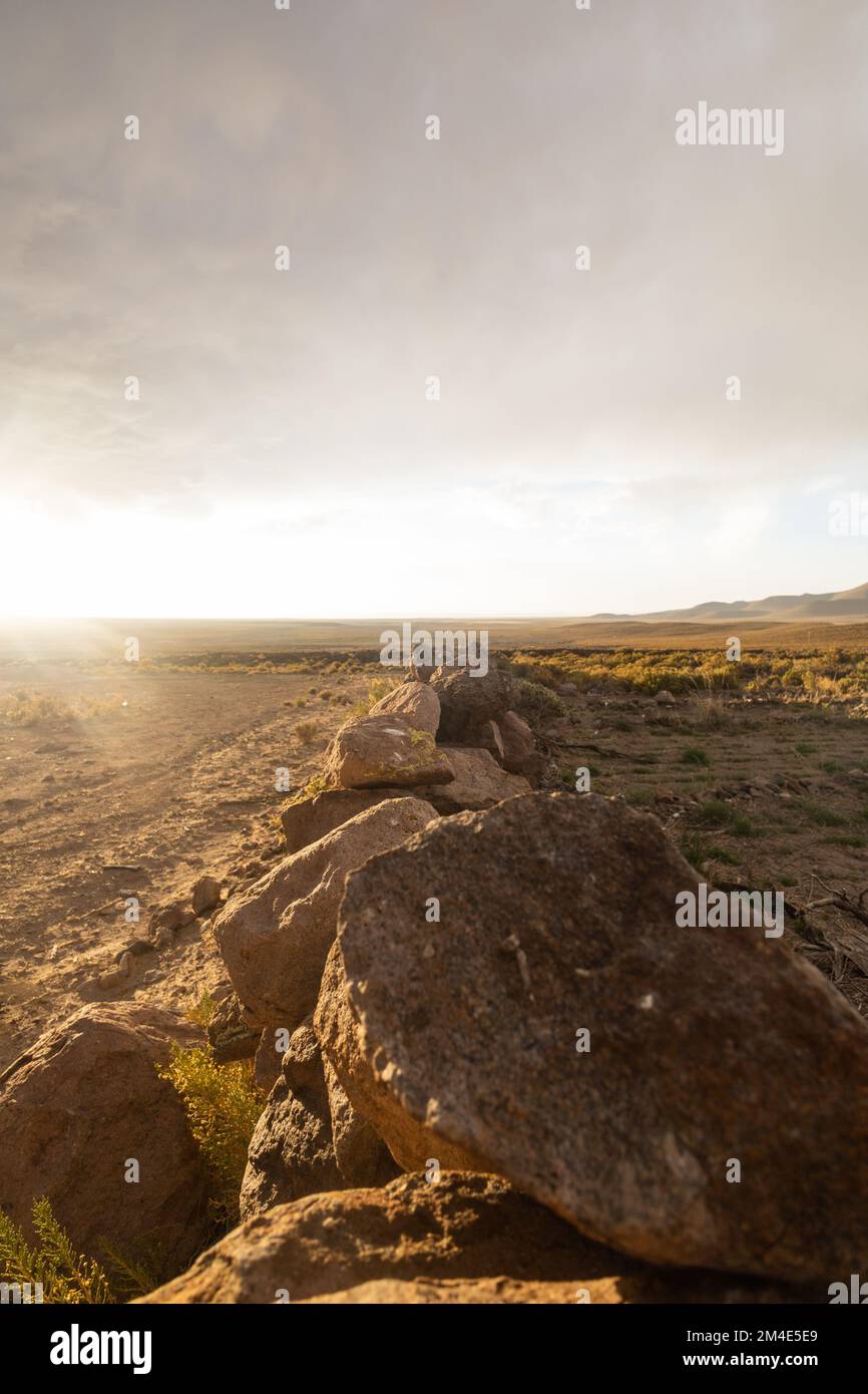 magnifique destination touristique avec montagnes et ciel avec nuages, sol avec rochers, papier peint nature, paysage avec lumière du jour Banque D'Images