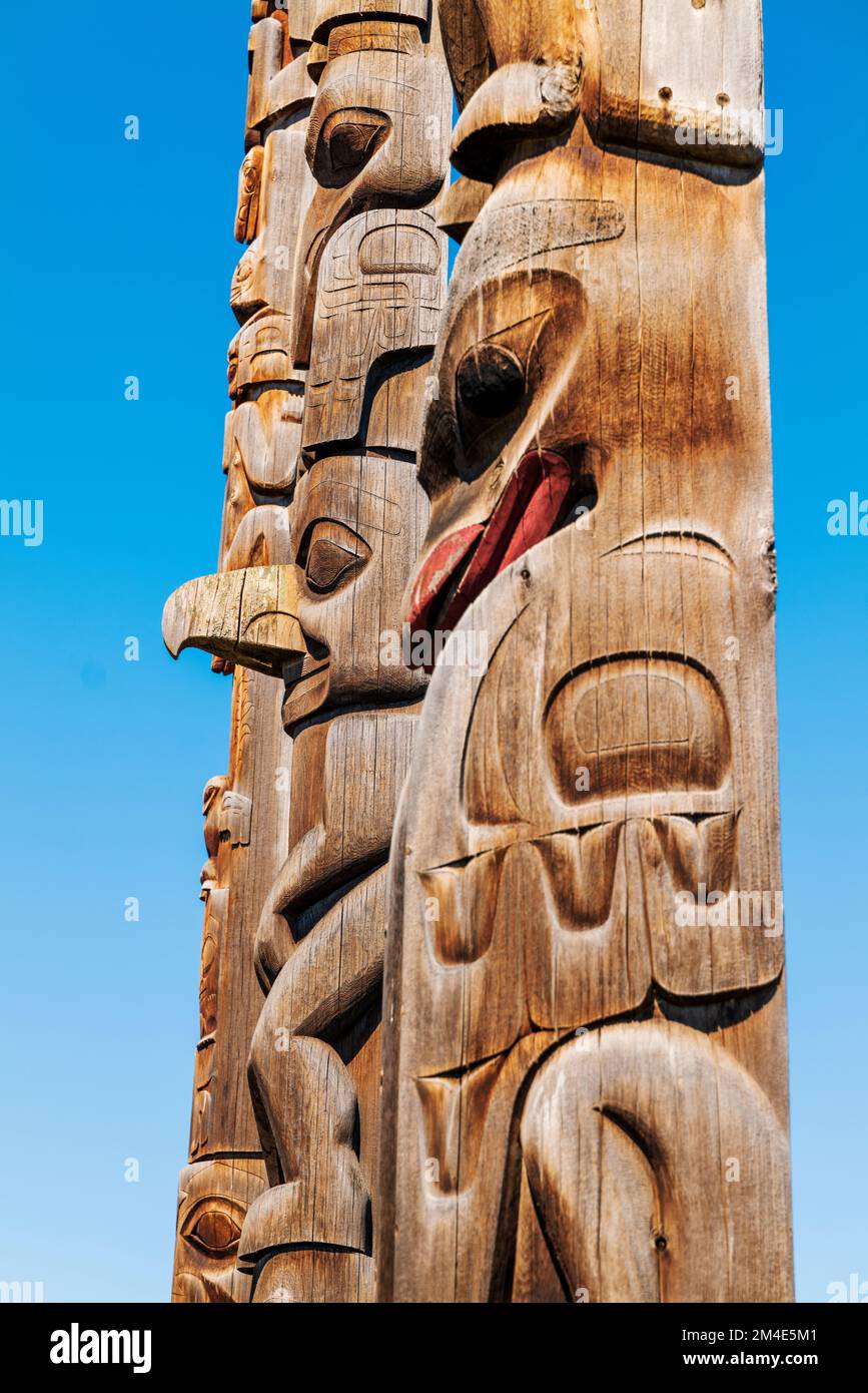 Totem en cèdre sculpté à la main; Gitanyow - Kitwancool Historic Village & Interpretive Centre; Gitanyow; Colombie-Britannique; Canada Banque D'Images Totem en cèdre sculpté à la main; Gitanyow - Kitwancool Historic Village & Interpretive Centre; Gitanyow; Colombie-Britannique; Canada Banque D'Images